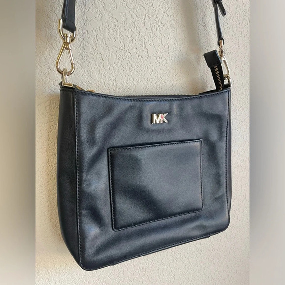 Michael Kors Gloria Black Pocket Swing Pack Leather Crossbody - Picture 2 of 9